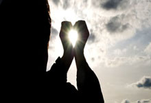 双方拼尽全力，场上交锋搏尽全力：热血赛场的荣耀与承诺