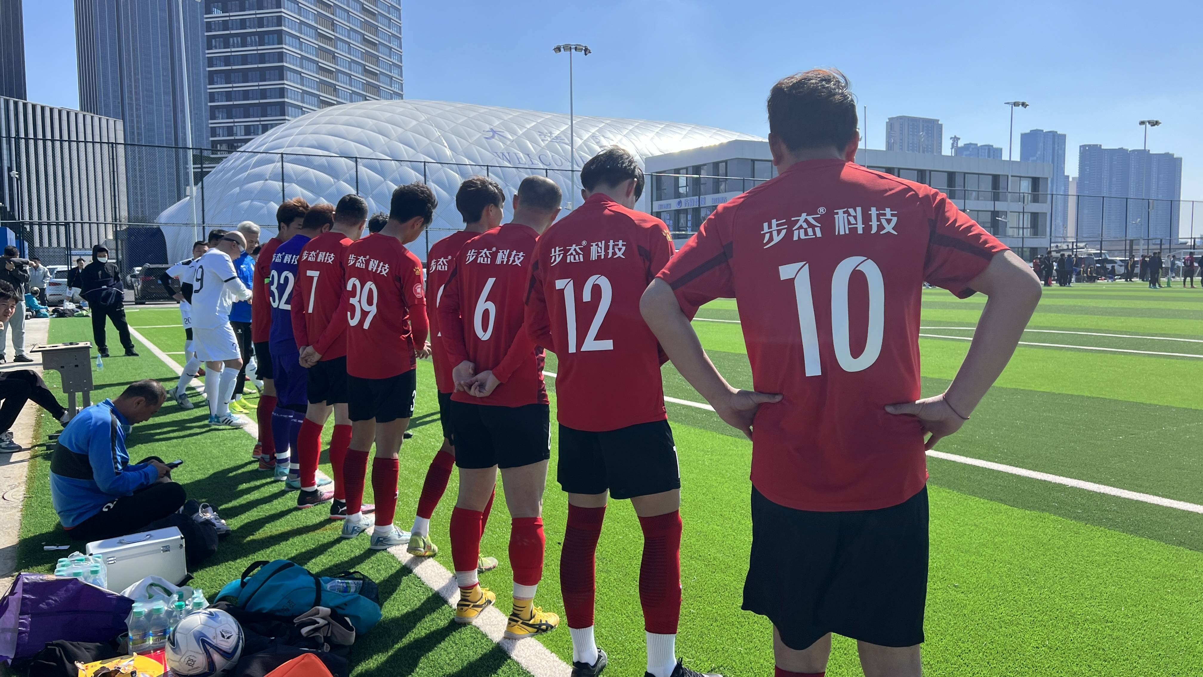 b体育娱乐-运动员们在绿茵场上拼尽全力(看着运动员们在赛场上奋勇拼搏,教练不禁感叹)