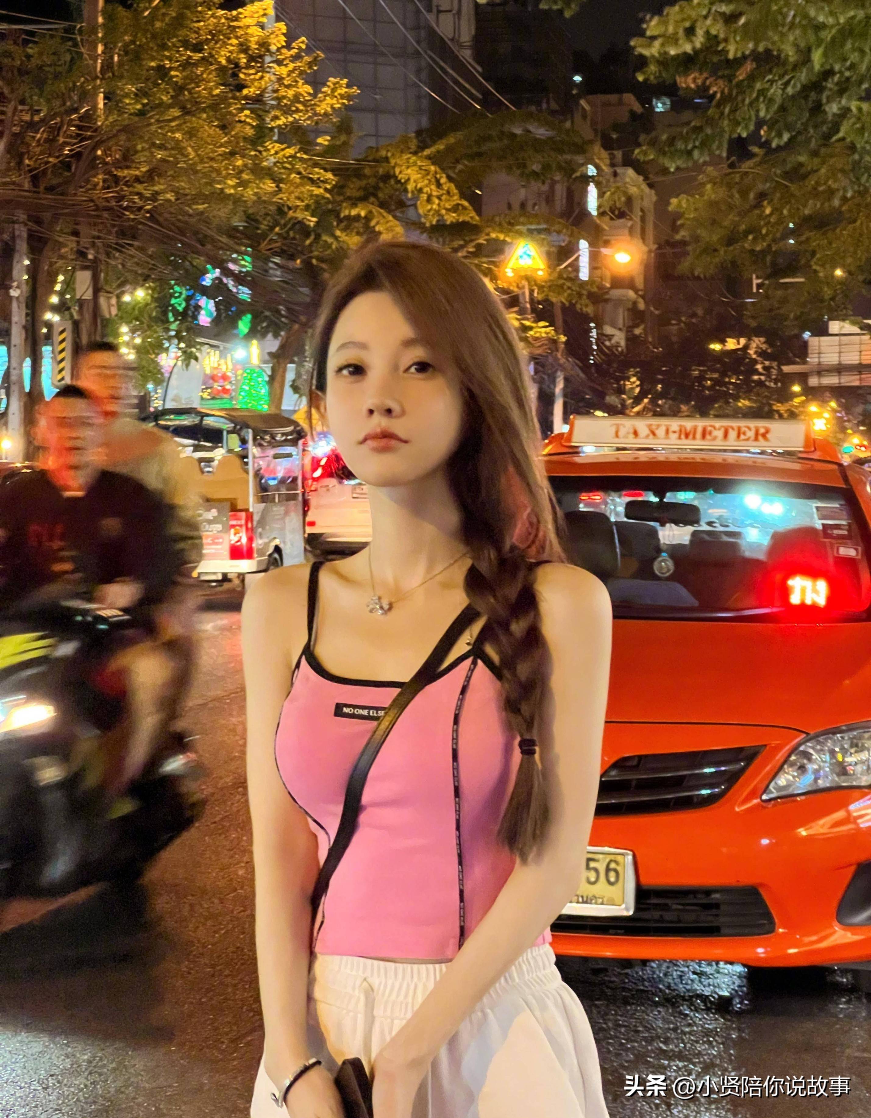 包含冯提莫素颜逛街被抓拍，又老又黑秒变大妈，网友：美颜太强大了的词条