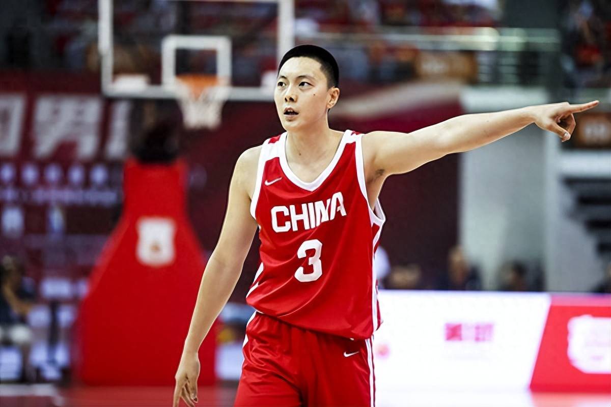 包含胡明轩：新一届中国男篮大家融入的都非常好的词条